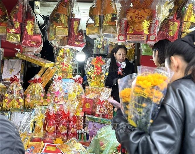 Sôi động thị trường đồ lễ cúng Táo quân, giá cả ổn định