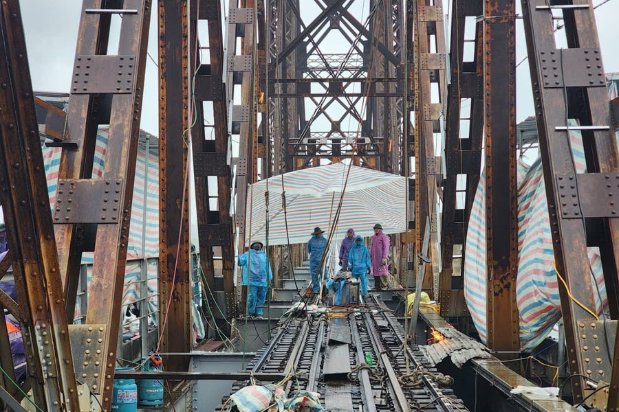 Hiện trạng cầu Long Biên ‘chống nạng’ phải tạm dừng tàu để sửa chữa