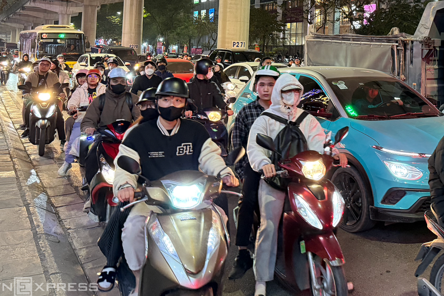 'Đánh vật' với tắc đường Hà Nội ngày cận Tết
