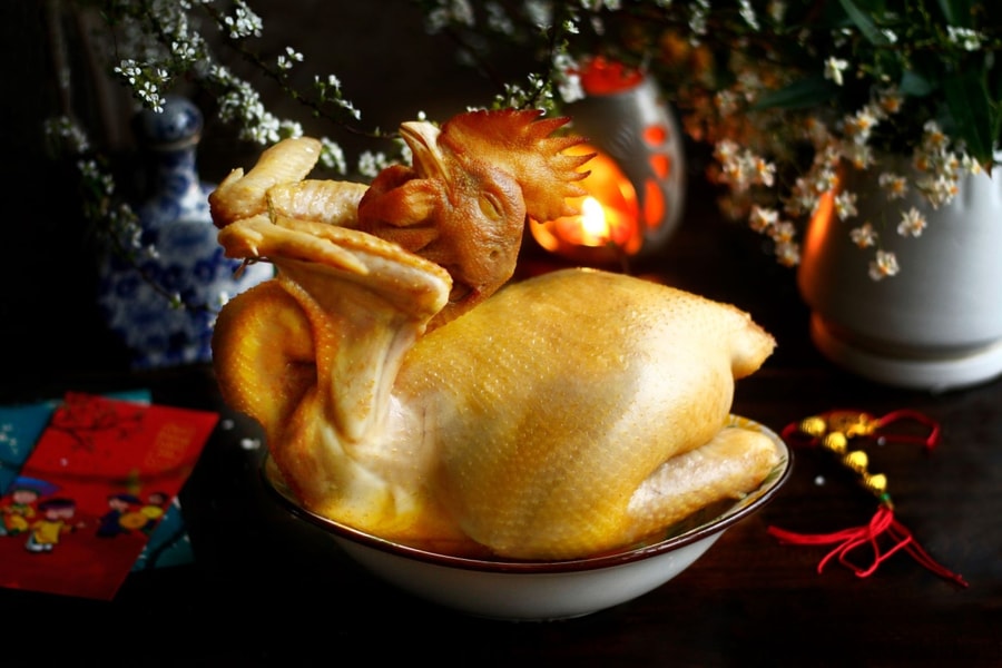 Luộc gà Tết: Chờ nổi hay chọc đùi?