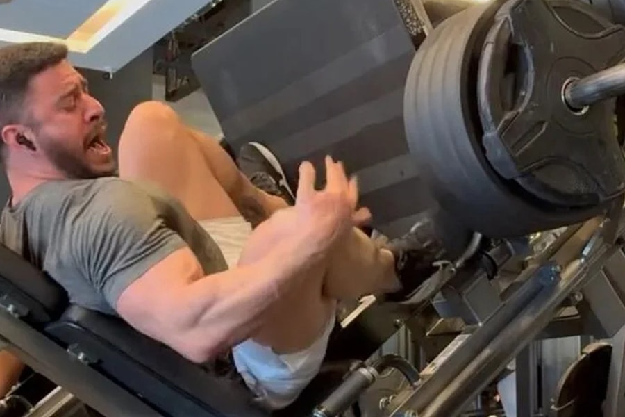 Lực sĩ đứt gân cơ đùi khi đạp tạ 400 kg