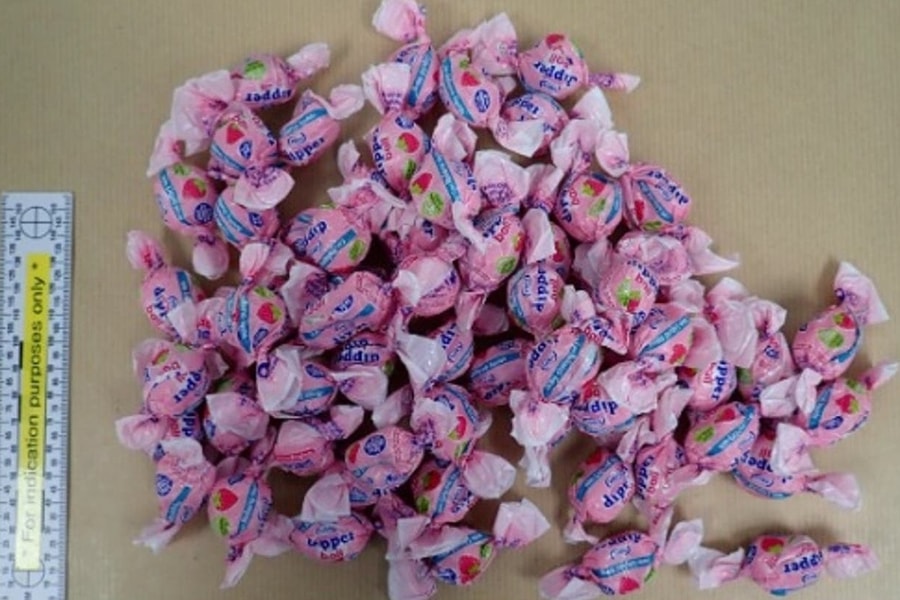 Những viên kẹo tẩm thuốc an thần của kẻ ấu dâm trong trại hè