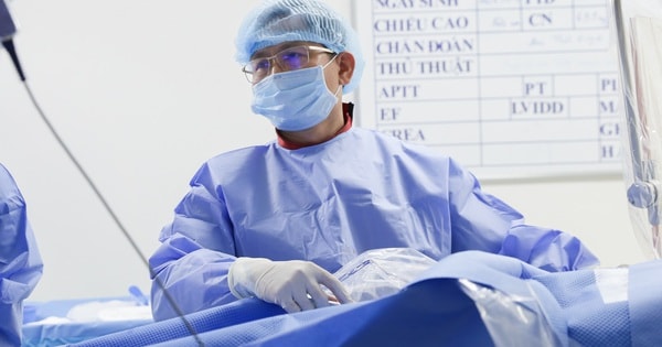 Đang nằm cấp cứu, bác sĩ vẫn rời giường bệnh tới phòng can thiệp cứu bệnh nhân “ngàn cân treo sợi tóc”