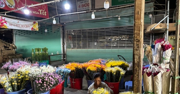 Hình ảnh khác lạ tại chợ hoa sỉ lớn nhất TPHCM trước Tết