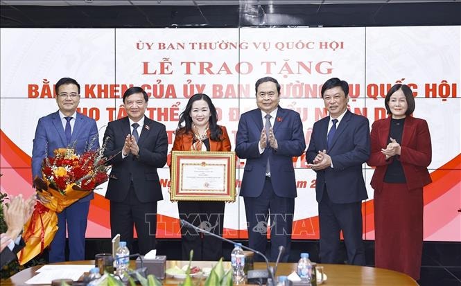 Chủ tịch Quốc hội trao tặng Bằng khen cho tập thể Báo Đại biểu Nhân dân