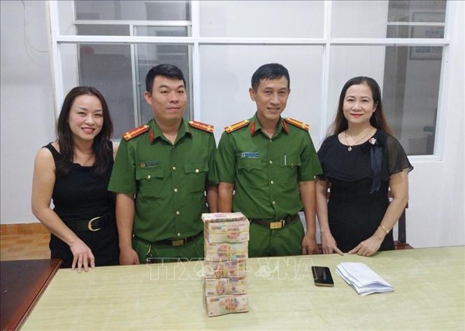 Trao trả gần 1 tỷ đồng chuyển khoản nhầm