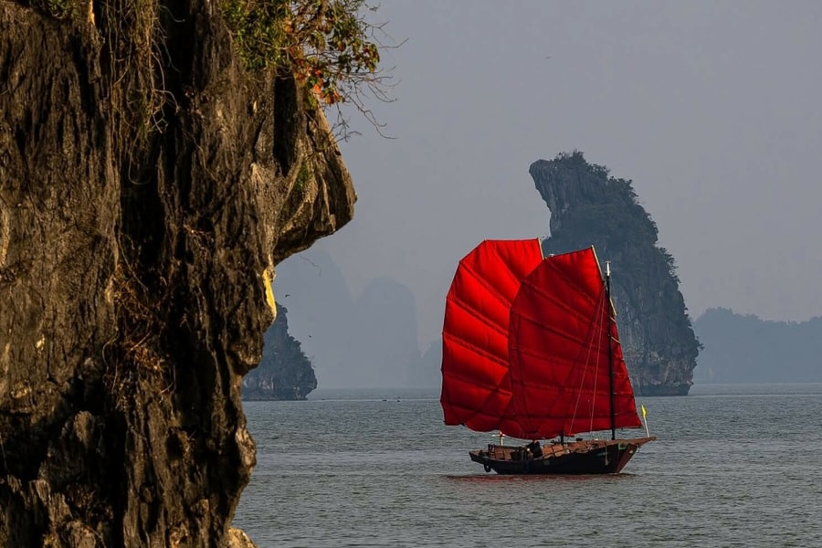 Thuyền buồm đỏ gây chú ý trên vịnh Hạ Long