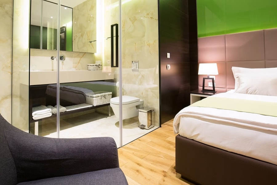 Nỗi ám ảnh phòng tắm không vách ngăn tại khách sạn