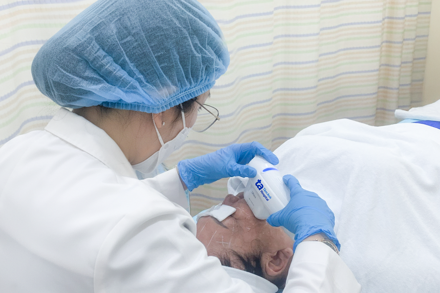 Gia đình Hàn Quốc sang Việt Nam chữa bệnh