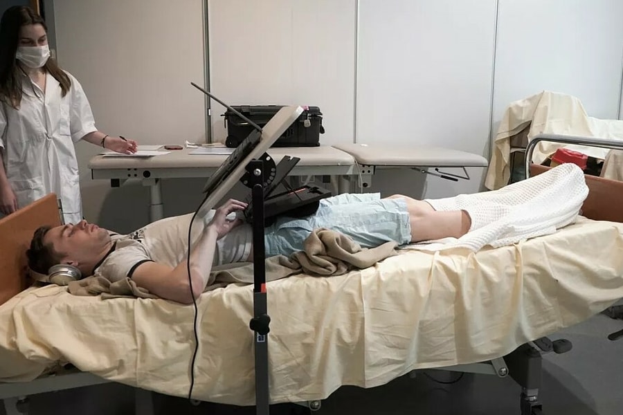 Nhận 5.000 euro để nằm bất động và uống nước cầm hơi