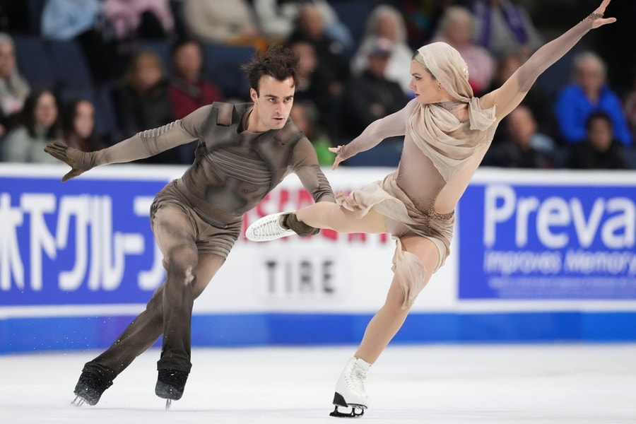 Đôi trượt băng nghệ thuật Anh - Đức gây sốt ở Tây Ban Nha