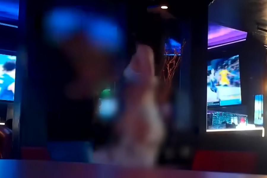 Cảnh sát quận Cam truy quét tụ điểm thoát y trong quán cà phê