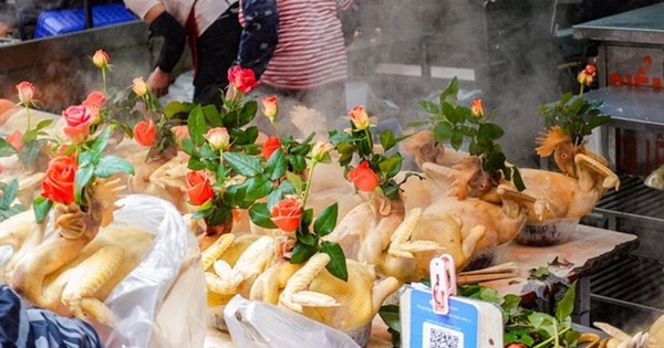 Gà luộc hơn 1 triệu đồng/con vẫn đắt khách, chợ Hàng Bè rộn ràng ngày tiễn ông Công ông Táo