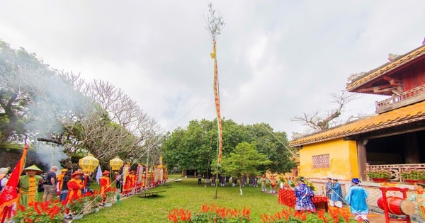 Hoàng cung Huế dựng nêu đón Tết Nguyên đán Bính Ngọ