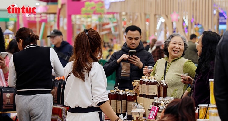 Thực phẩm Tết và đặc sản vùng miền 'đắt hàng' tại Hội chợ Mùa Xuân
