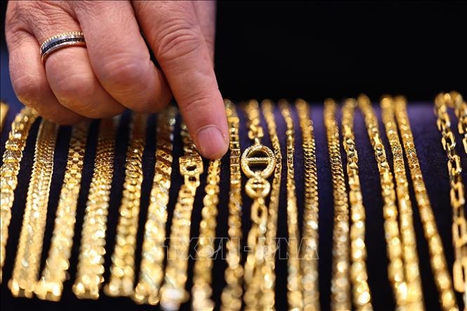 Giá vàng thế giới tăng nhẹ nhờ kỳ vọng Fed sớm hạ lãi suất