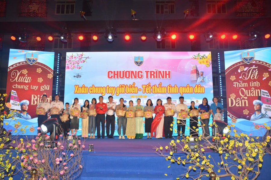 Vùng 4 Hải quân trao gần 1.200 suất quà Tết cho các gia đình quân nhân quê xa
