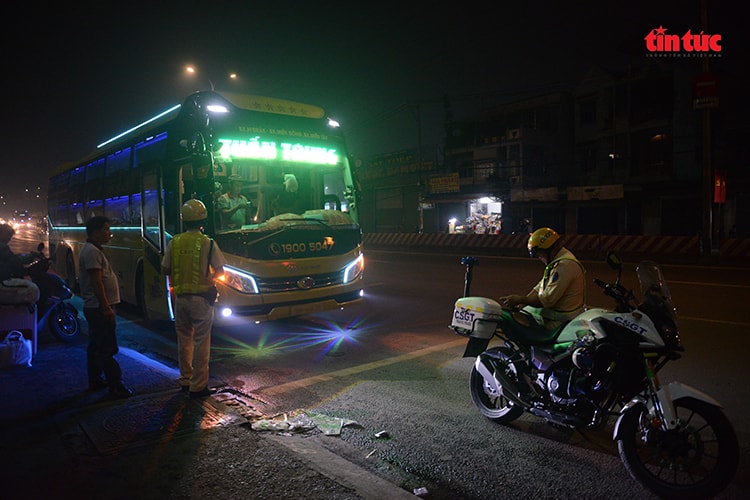 Theo chân CSGT TP Hồ Chí Minh xử lý xe khách vi phạm tại cửa ngõ Tây Bắc