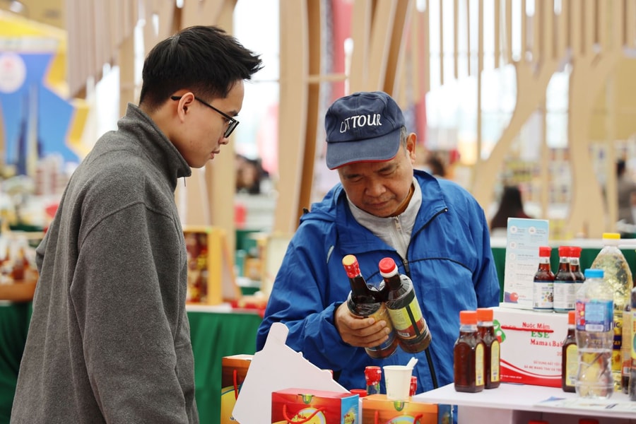 Nhiều doanh nghiệp bán hàng Tết đạt doanh số cao tại Hội chợ Mùa Xuân 2026