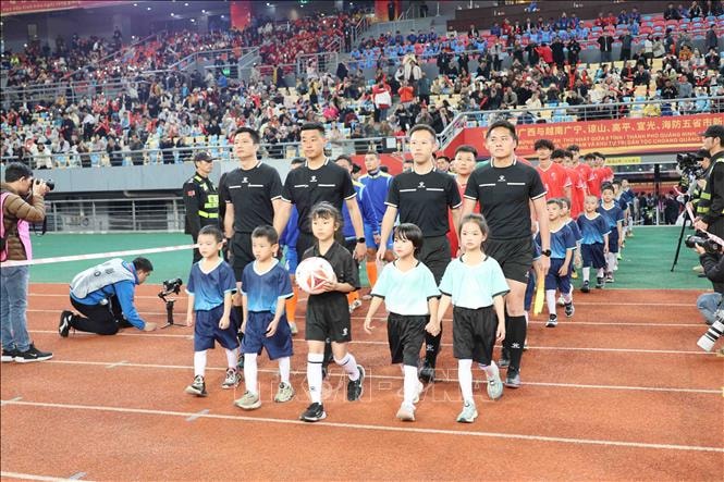 Bóng đá gắn kết tình biên giới Việt - Trung