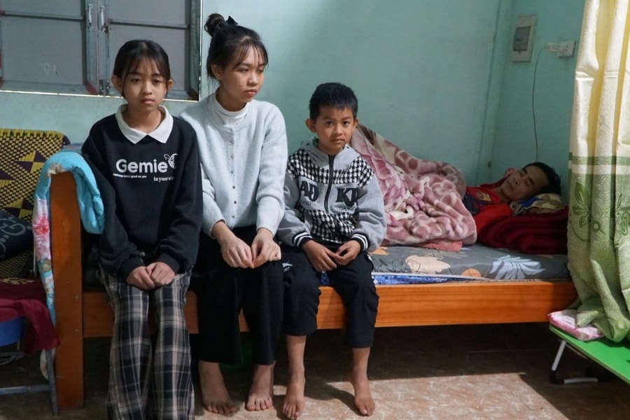 Cha nghèo muốn dành số tiền chữa bệnh để trả nợ trước khi qua đời