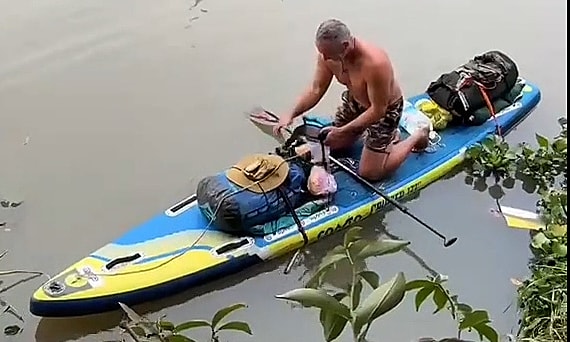 Khách Tây chèo SUP trên sông, được cả xóm miền Tây chào đón