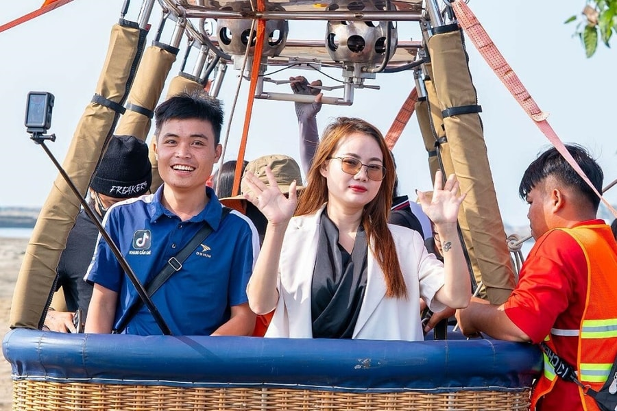 Khinh khí cầu, hội hoa xuân hút hàng chục nghìn người đến Cần Giờ