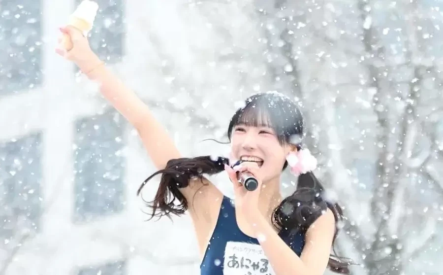 Ca sĩ Nhật mặc áo tắm diễn dưới tuyết