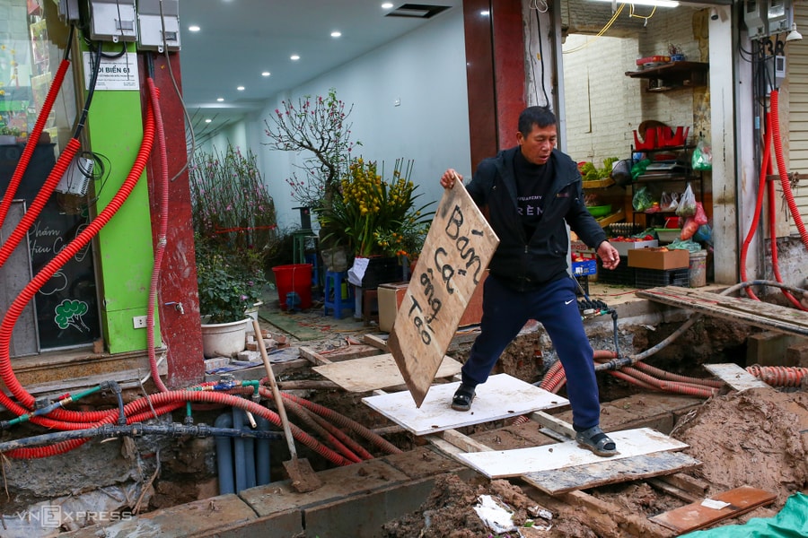 Người dân lội bùn, bắc ván vào nhà trên đường Nguyễn Tuân