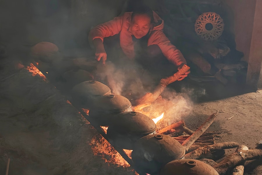 Làng kho cá Nhân Hậu đỏ lửa xuyên đêm vào vụ Tết