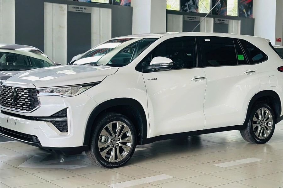 Toyota Innova Cross hybrid giảm giá 45 triệu đồng