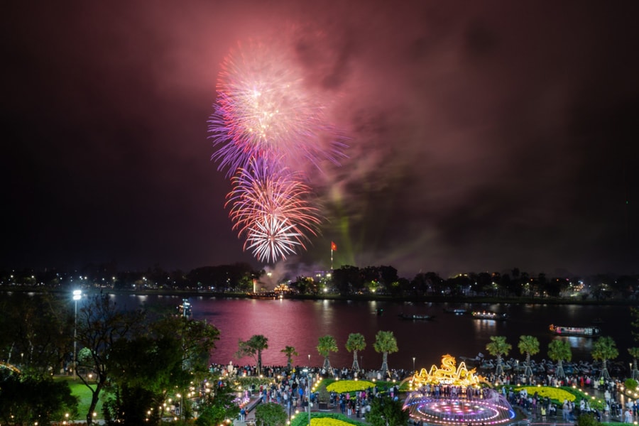 Huế bắn pháo hoa 3 điểm đêm giao thừa Tết Bính Ngọ