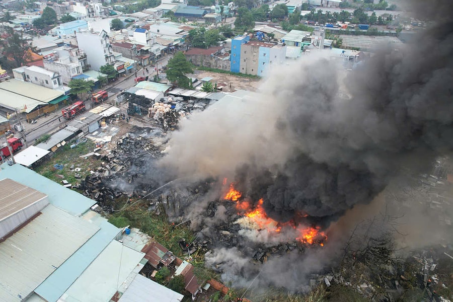 Cháy kho hàng trong khu dân cư ở TP HCM