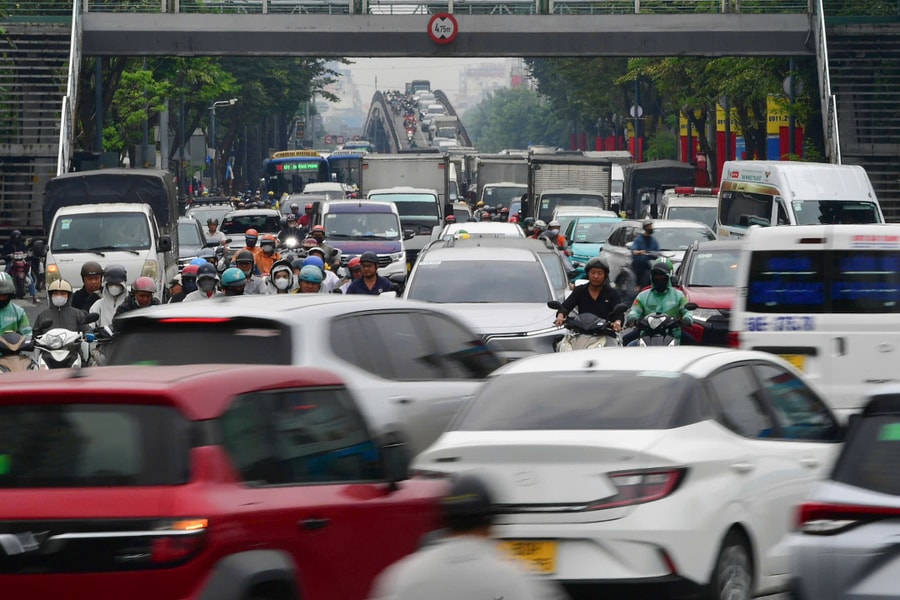 Cửa ngõ sân bay Tân Sơn Nhất tắc nghẽn ngày giáp Tết