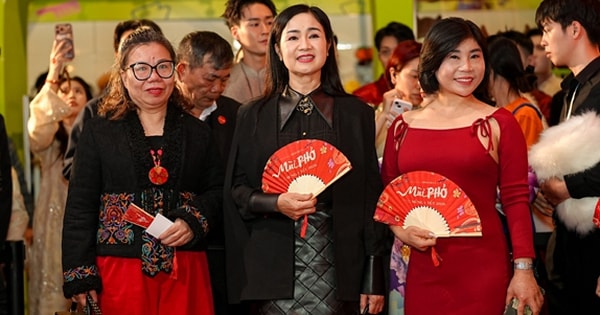 NSND Thu Hà và dàn sao Việt nô nức đi xem phim Tết của Xuân Hinh