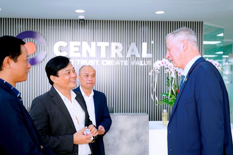 Ngài Đại sứ đặc mệnh toàn quyền Israel đến thăm và chúc Tết Central