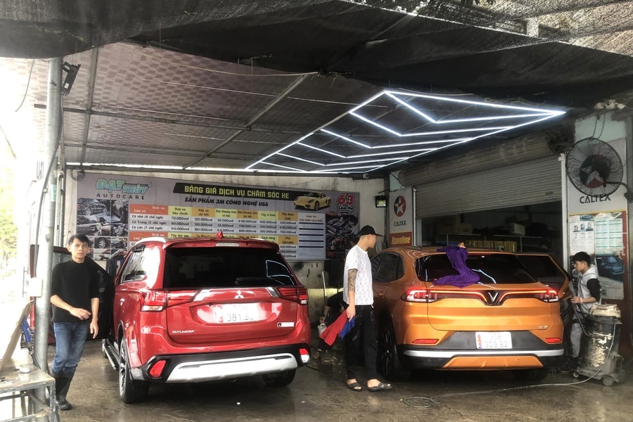 Dịch vụ rửa xe ngày Tết ‘hốt bạc’, xe ô tô xếp hàng dài chờ đến lượt