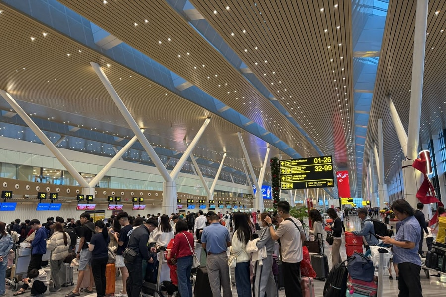 Sân bay Tân Sơn Nhất đón lượng khách tăng cao trong ngày 25 Tết