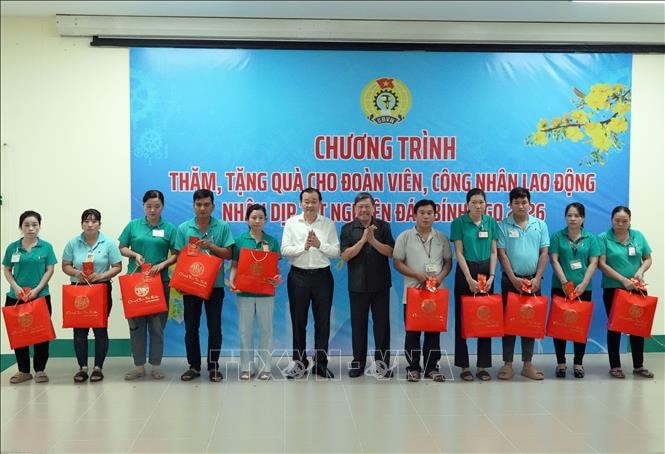 Mang Xuân yêu thương đến với công nhân lao động, trẻ em khuyết tật