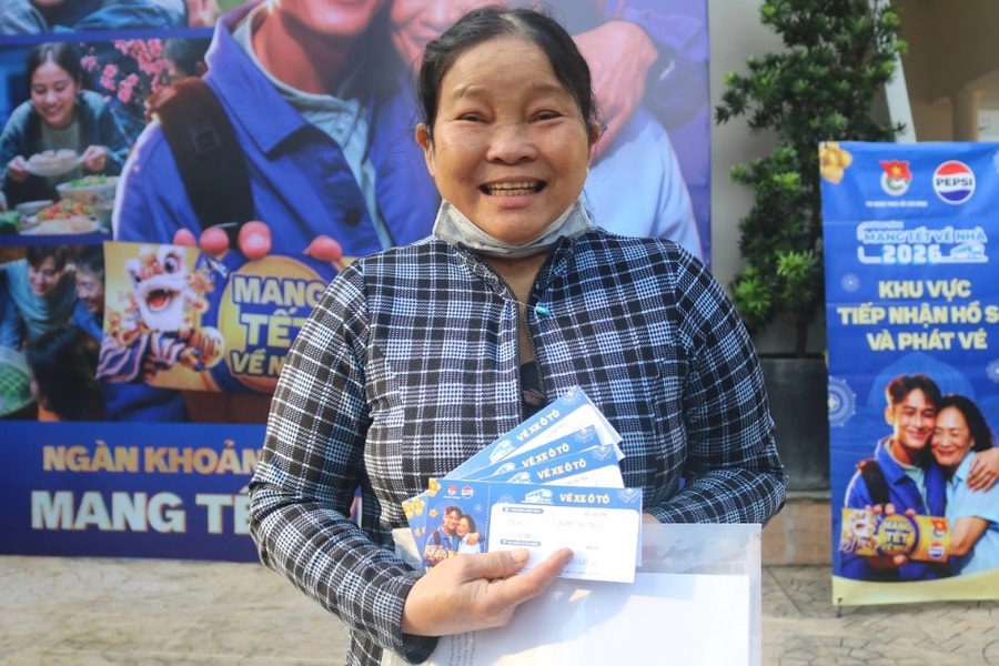 Nghẹn ngào chuyến xe về quê ăn Tết của nữ lao động nghèo mong ngày đoàn tụ