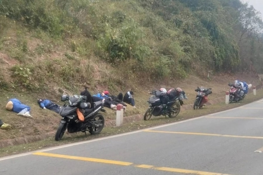 Lao động ngủ gục bên đường sau khi vượt 400km về quê đón Tết gây xúc động