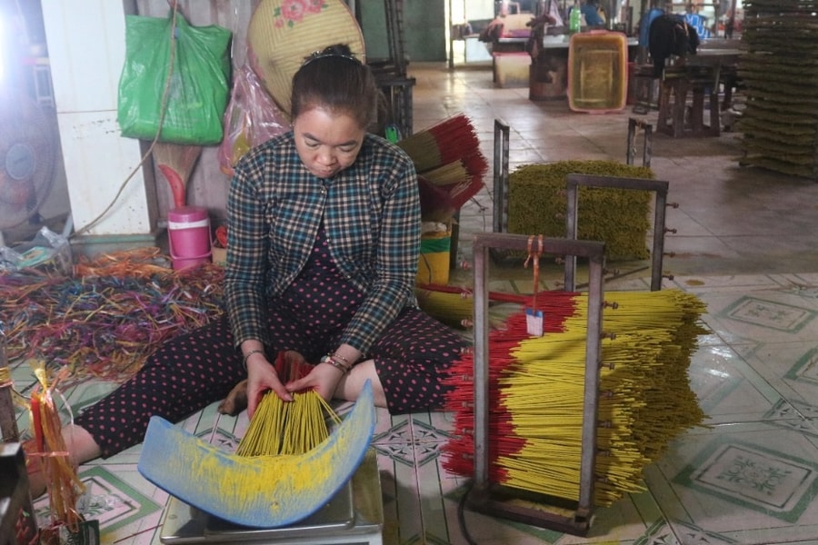 Thua lỗ, chủ xưởng tại làng nhang trăm tuổi cho công nhân nghỉ Tết sớm