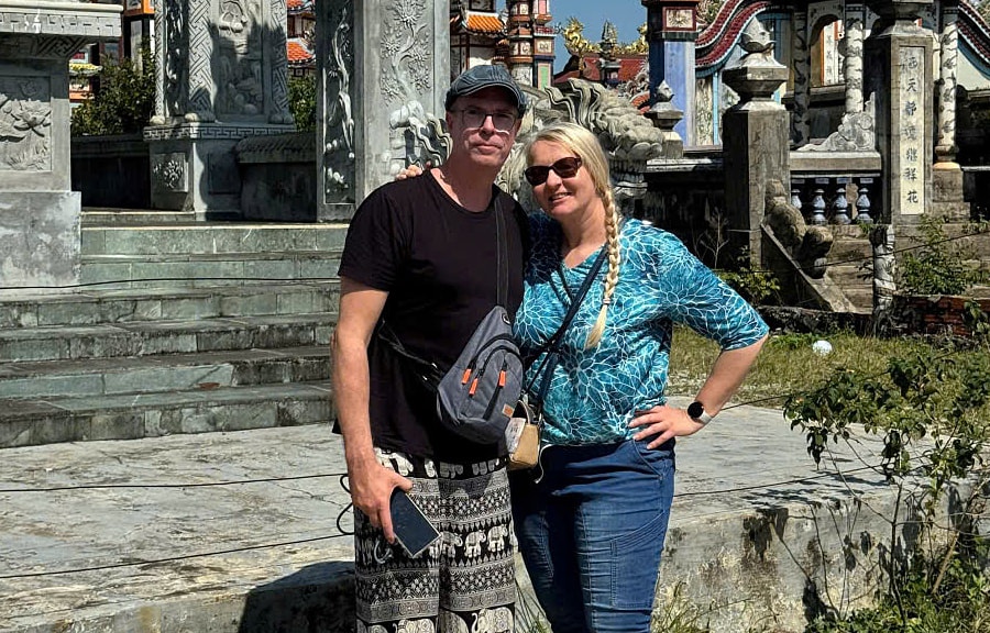 Khách Tây thỏa lòng khám phá nghĩa trang Việt Nam