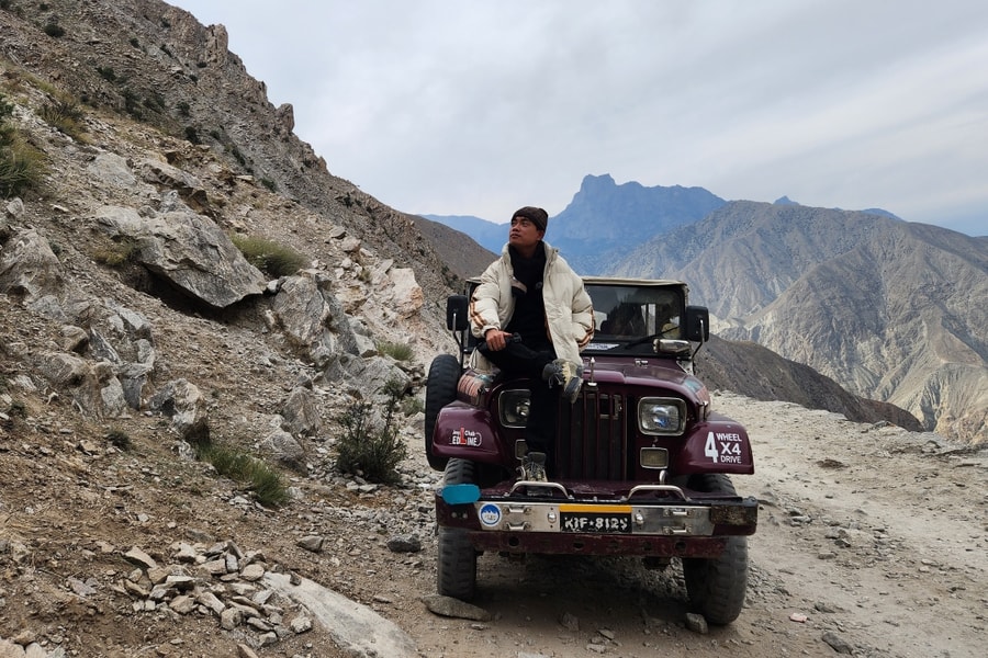 Khách Việt vượt cung đường hiểm trở bậc nhất thế giới