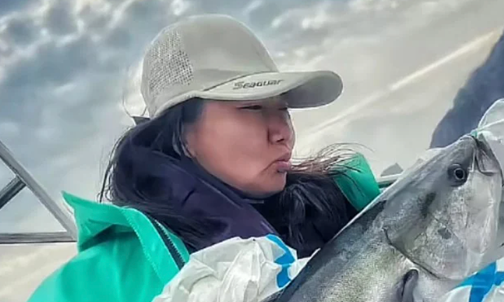 Nữ giám đốc bỏ việc, ra đảo hoang nuôi cá