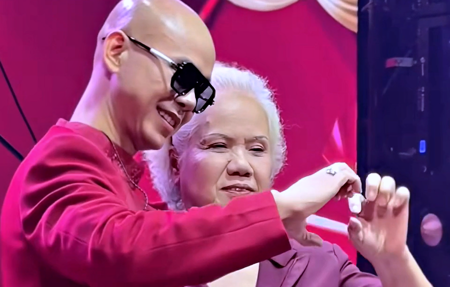 Mẹ 75 tuổi chúc mừng Phan Đinh Tùng ra nhạc Tết