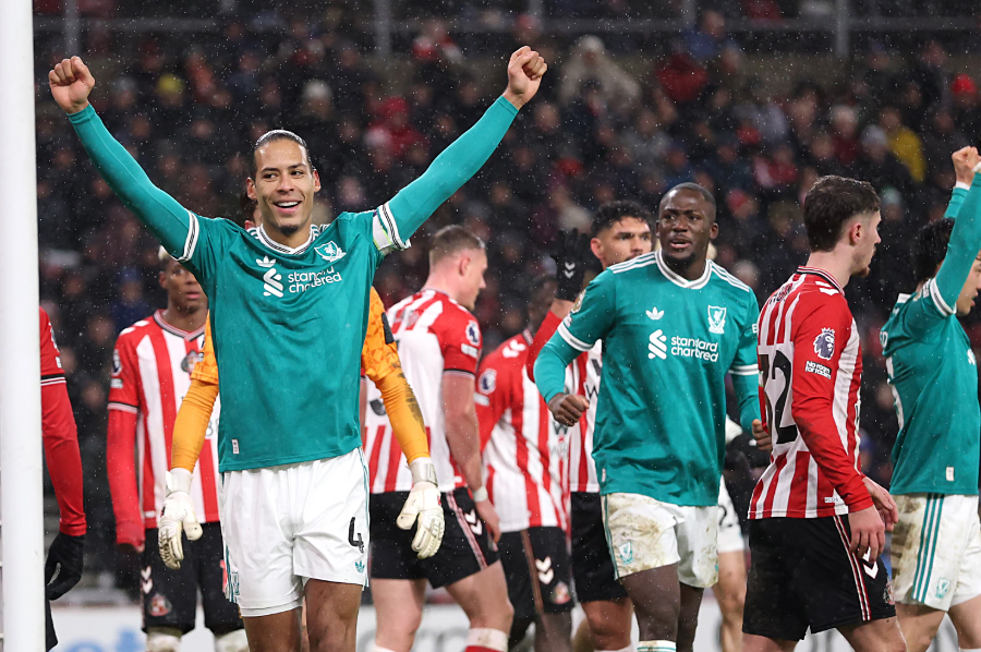 Van Dijk giúp Liverpool thắng nhọc ở Ngoại hạng Anh