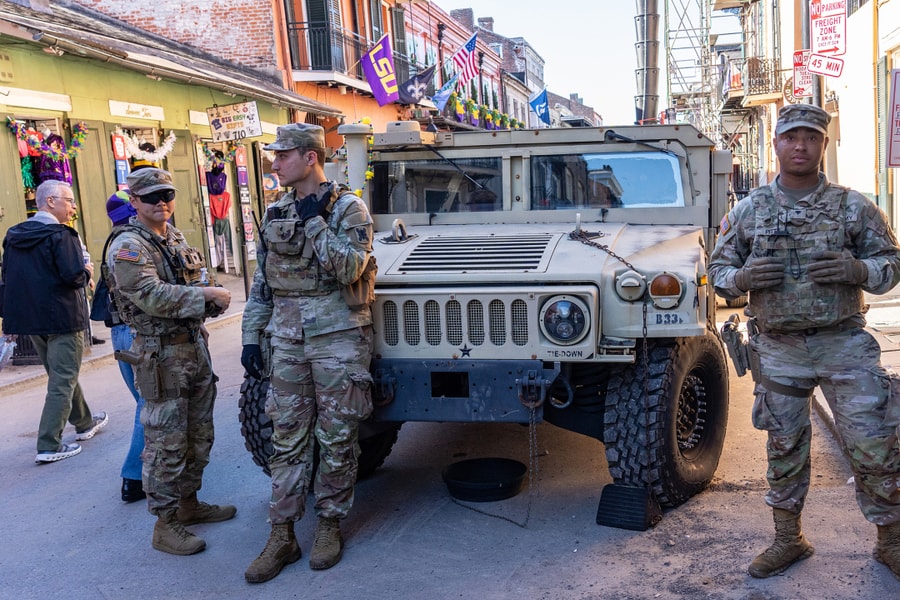 Lính Mỹ bỏ quên súng trường trong nhà vệ sinh