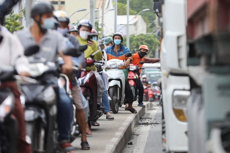 Đi làm 30 km bằng xe máy vì không dám lái ôtô vào nội thành Hà Nội
