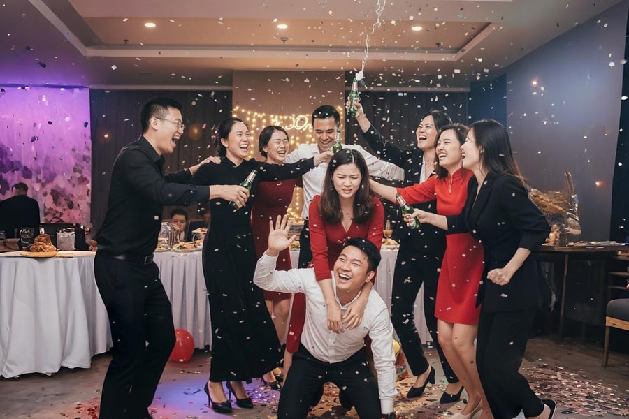 Tôi sợ hãi những buổi tiệc cuối năm lố lăng, gượng ép
